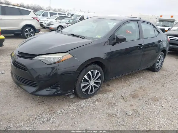 5YFBURHE0JP750927 2018 TOYOTA COROLLA - Image 2