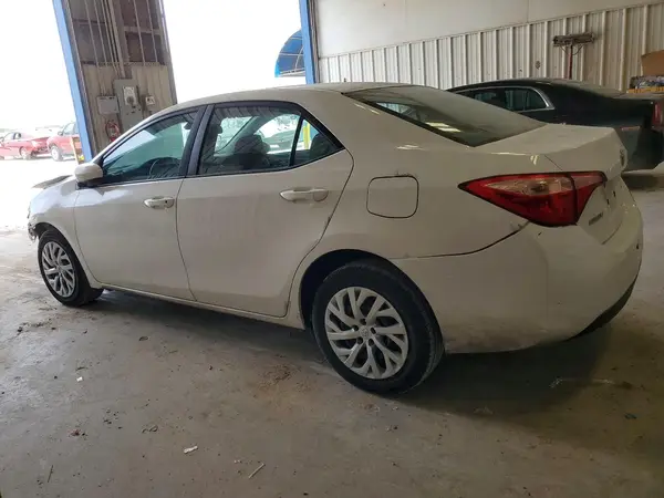 5YFBURHE0JP751561 2018 TOYOTA COROLLA - Image 2