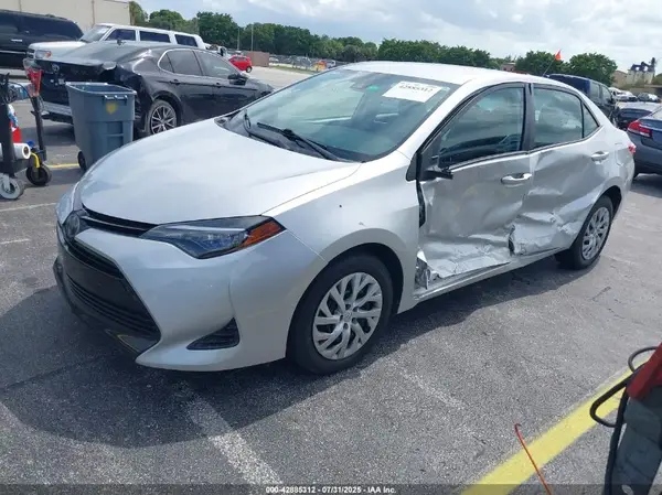 5YFBURHE0JP752922 2018 TOYOTA COROLLA - Image 2