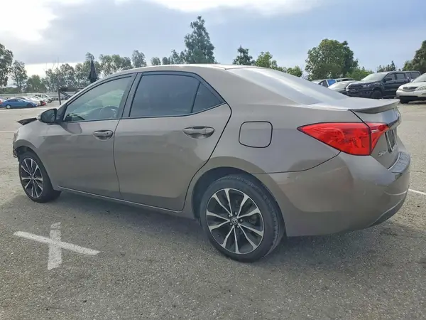 5YFBURHE0JP755772 2018 TOYOTA COROLLA - Image 2