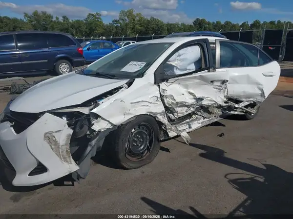 5YFBURHE0JP758512 2018 TOYOTA COROLLA - Image 2