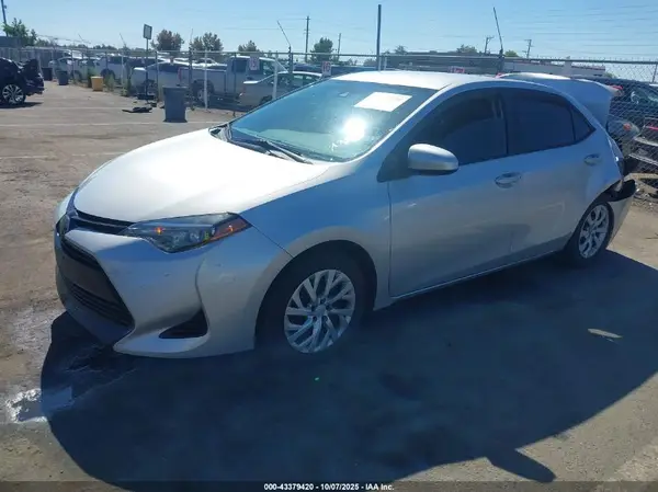 5YFBURHE0JP763631 2018 TOYOTA COROLLA - Image 2