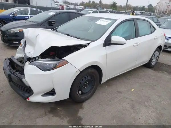 5YFBURHE0JP765444 2018 TOYOTA COROLLA - Image 2