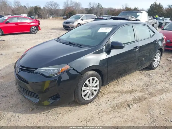 5YFBURHE0JP765573 2018 TOYOTA COROLLA - Image 2