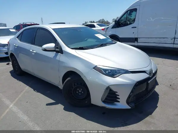 5YFBURHE0JP775195 2018 TOYOTA COROLLA - Image 1