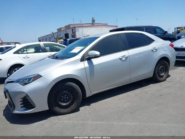 5YFBURHE0JP775195 2018 TOYOTA COROLLA - Image 2