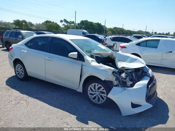 5YFBURHE0JP775861 2018 TOYOTA COROLLA - Image 1