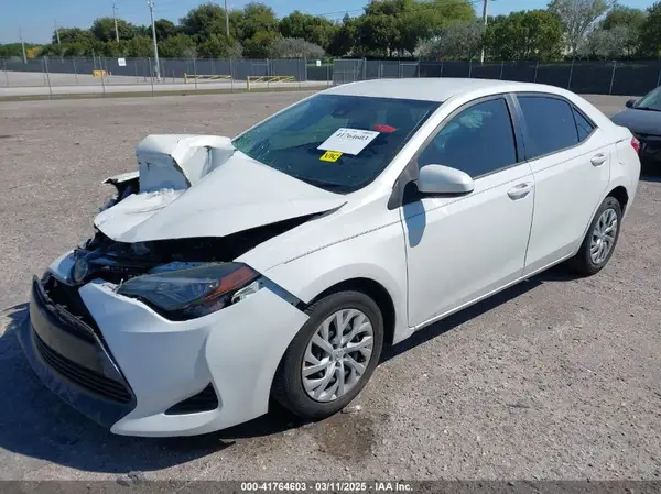 5YFBURHE0JP775861 2018 TOYOTA COROLLA - Image 2