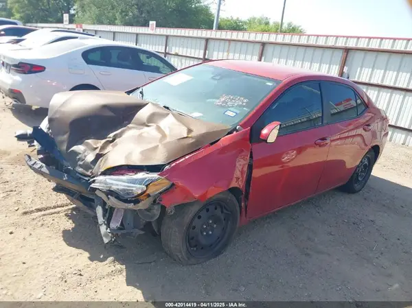 5YFBURHE0JP776363 2018 TOYOTA COROLLA - Image 2