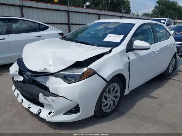 5YFBURHE0JP781627 2018 TOYOTA COROLLA - Image 2