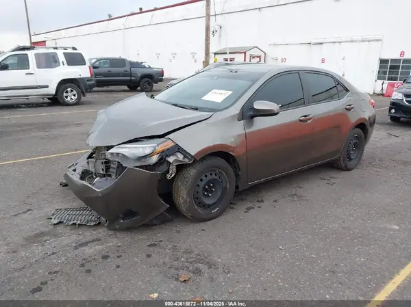 5YFBURHE0JP786486 2018 TOYOTA COROLLA - Image 2