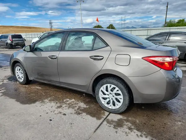 5YFBURHE0JP792112 2018 TOYOTA COROLLA - Image 2