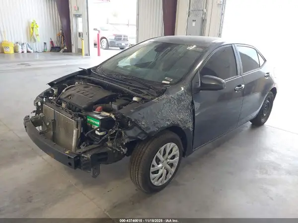 5YFBURHE0JP796404 2018 TOYOTA COROLLA - Image 2
