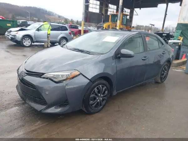 5YFBURHE0JP798086 2018 TOYOTA COROLLA - Image 2