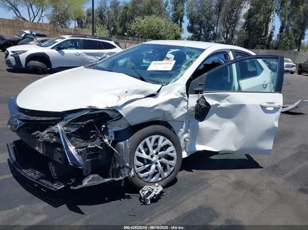 5YFBURHE0JP798184 2018 TOYOTA COROLLA - Image 2