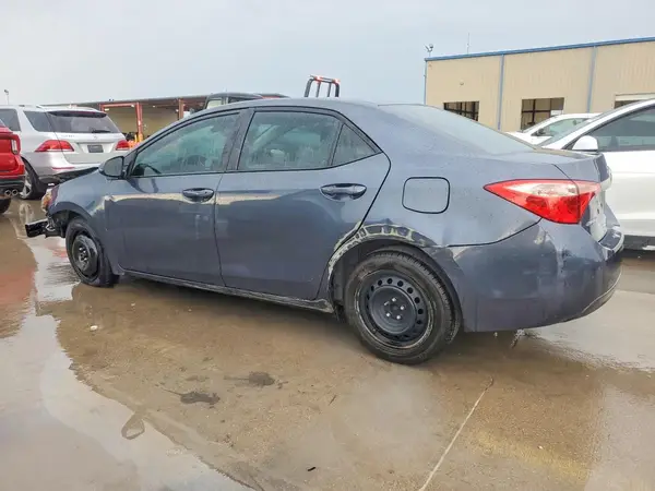 5YFBURHE0JP800547 2018 TOYOTA COROLLA - Image 2