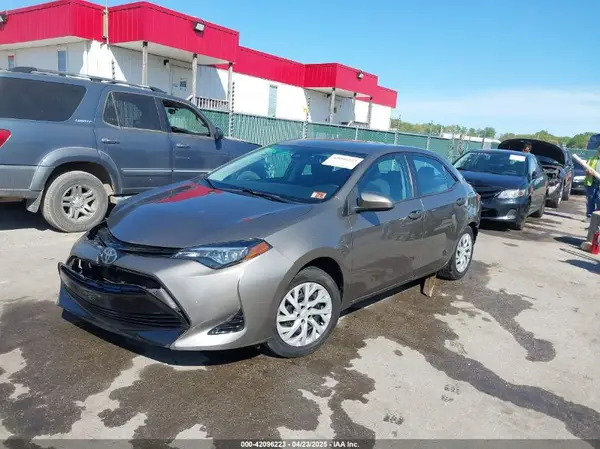 5YFBURHE0JP800774 2018 TOYOTA COROLLA - Image 2