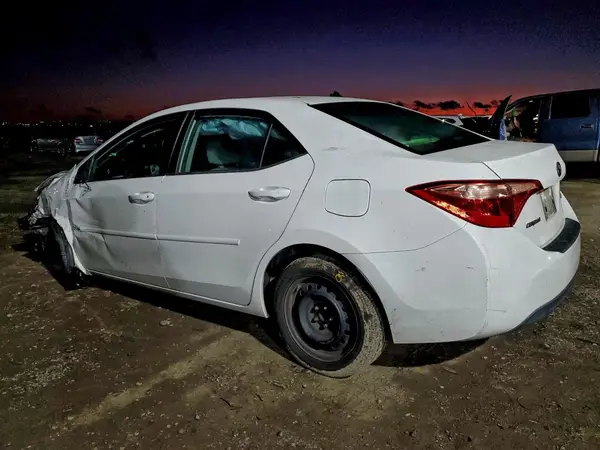 5YFBURHE0JP807031 2018 TOYOTA COROLLA - Image 2