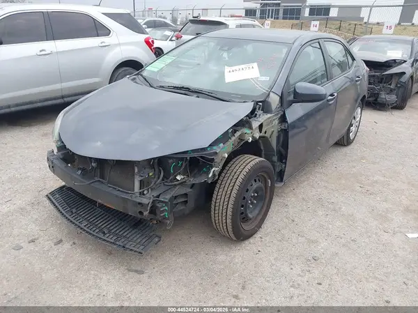 5YFBURHE0JP810494 2018 TOYOTA COROLLA - Image 2