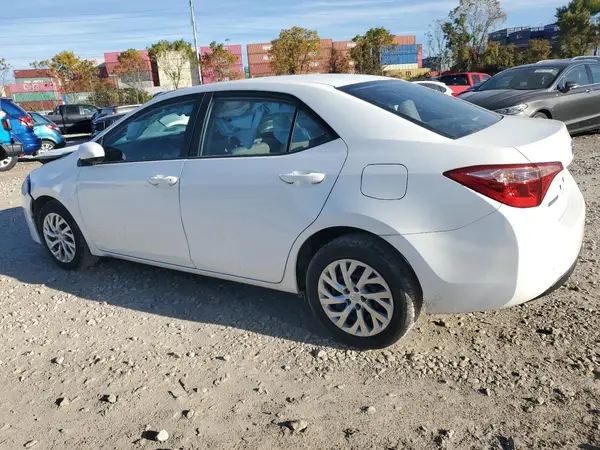 5YFBURHE0JP818479 2018 TOYOTA COROLLA - Image 2
