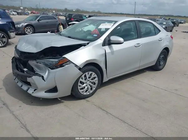 5YFBURHE0JP818899 2018 TOYOTA COROLLA - Image 2