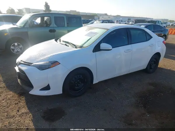 5YFBURHE0JP819888 2018 TOYOTA COROLLA - Image 2
