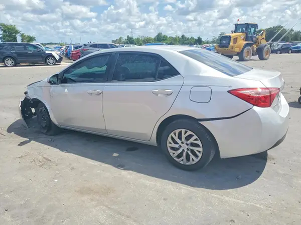 5YFBURHE0JP821074 2018 TOYOTA COROLLA - Image 2