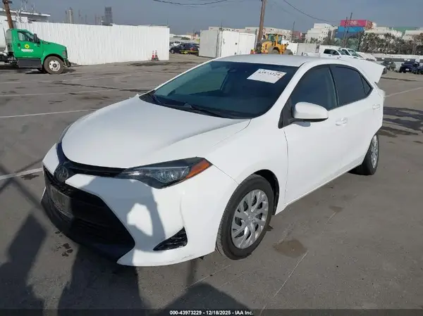 5YFBURHE0JP830437 2018 TOYOTA COROLLA - Image 2