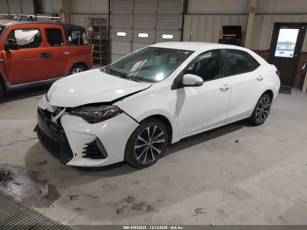 5YFBURHE0JP833872 2018 TOYOTA COROLLA - Image 2