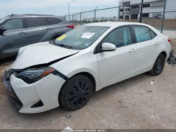 5YFBURHE0JP840420 2018 TOYOTA COROLLA - Image 2