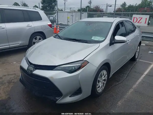 5YFBURHE0JP843611 2018 TOYOTA COROLLA - Image 2