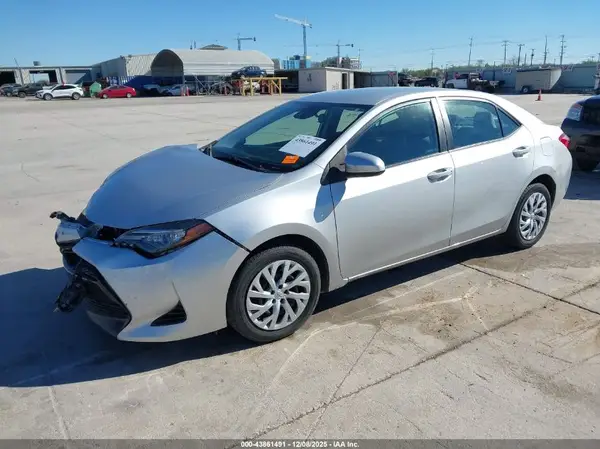 5YFBURHE0JP846525 2018 TOYOTA COROLLA - Image 2