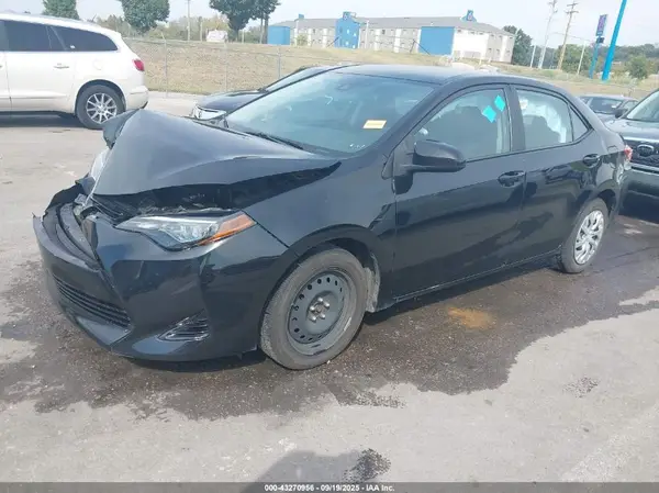 5YFBURHE0JP848369 2018 TOYOTA COROLLA - Image 2