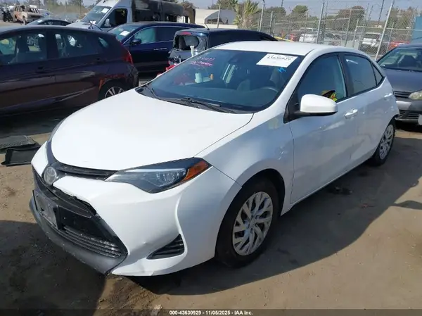 5YFBURHE0JP852261 2018 TOYOTA COROLLA - Image 2