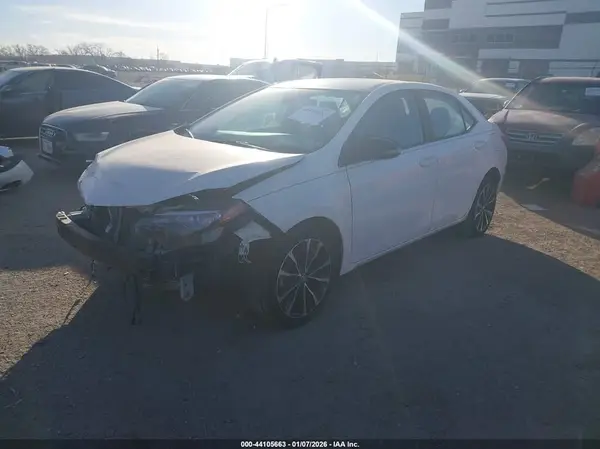 5YFBURHE0JP855645 2018 TOYOTA COROLLA - Image 2