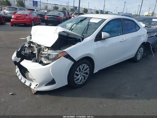 5YFBURHE0KP915117 2019 TOYOTA COROLLA - Image 2