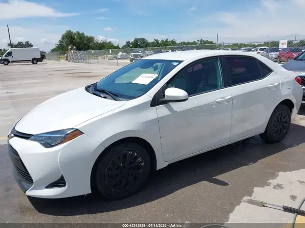 5YFBURHE0KP949087 2019 TOYOTA COROLLA - Image 2