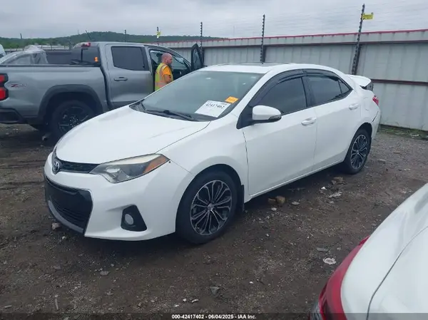 5YFBURHE1GP470975 2016 TOYOTA COROLLA - Image 2