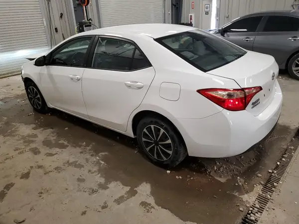 5YFBURHE1HP570852 2017 TOYOTA COROLLA - Image 2