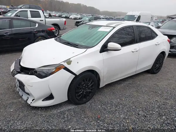 5YFBURHE1HP578451 2017 TOYOTA COROLLA - Image 2