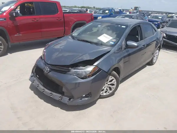 5YFBURHE1HP606877 2017 TOYOTA COROLLA - Image 2