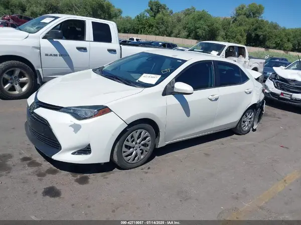 5YFBURHE1HP608595 2017 TOYOTA COROLLA - Image 2