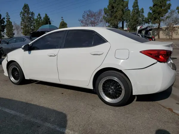 5YFBURHE1HP609228 2017 TOYOTA COROLLA - Image 2