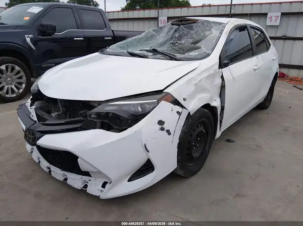 5YFBURHE1HP613361 2017 TOYOTA COROLLA - Image 2