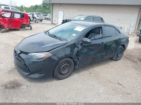 5YFBURHE1HP613683 2017 TOYOTA COROLLA - Image 2