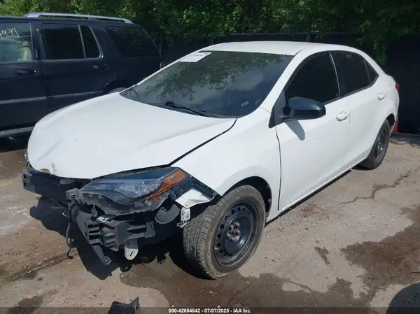 5YFBURHE1HP633545 2017 TOYOTA COROLLA - Image 2