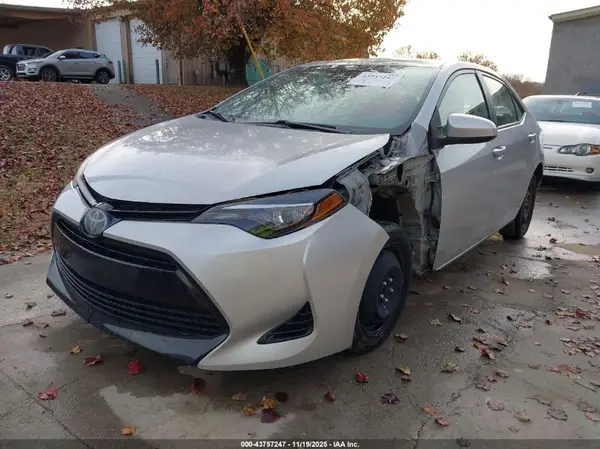 5YFBURHE1HP638518 2017 TOYOTA COROLLA - Image 2