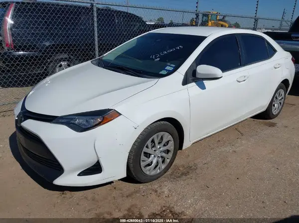 5YFBURHE1HP638843 2017 TOYOTA COROLLA - Image 2