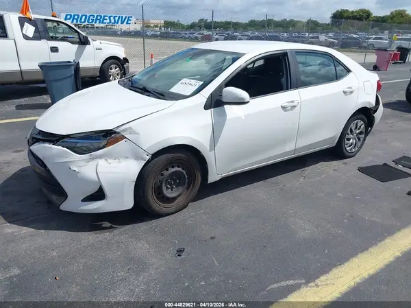 5YFBURHE1HP645713 2017 TOYOTA COROLLA - Image 2