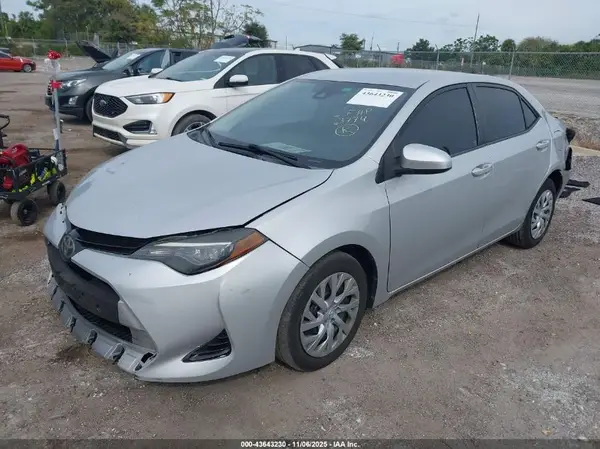 5YFBURHE1HP663774 2017 TOYOTA COROLLA - Image 2